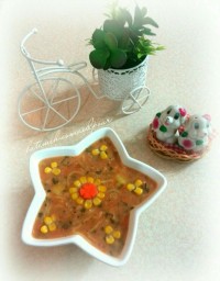 سوپ (ترکیبی از مرغ وجو پرک .هویج وجعفری.سیب زمینی.رشته سوپ.کمی شیر وکمی رب گوجه.قارچ...کلا هرچیزی بدستم بیاد میریزم توسوپ عاشق سوپم)