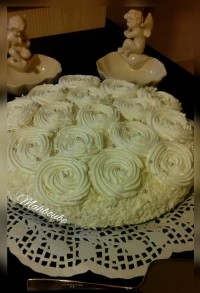 کیک قابلمه ای از نوع کاکاعویی بارویه خامه وشکلات سفید رنده شده تقدیم نگاه پر مهرتون