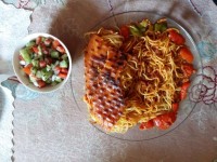 ماکارونی با ته دیگ و سالاد