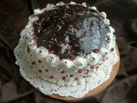 کیک اسفنجی ساده که با خامه و شکلات ذوب شده واسه تولدآقامون پختم