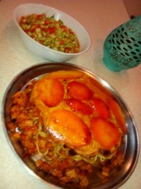 ماکارونی با ته دیگ سیب زمینی و سالاد شیرازی
