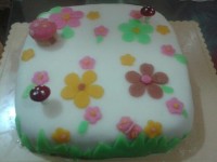 کیک تولد با روکش فوندانت