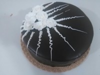 کیک تولد باروکش شکلات