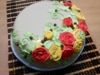 کیک با روکش پاناکوتا و تزئین خامه