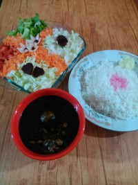 قرمه سبزی و سالاد کاهو و کلم..