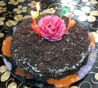 کیک وانیلی با روکش خامه و کاکائو