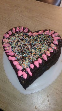 کیک تولد با رویه گاناش و خامه