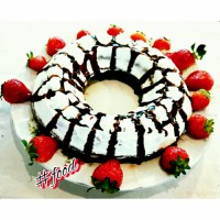 کیک شکلاتی با تزیین خامه