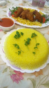 پلو زعفرونی و مرغ سوخاری