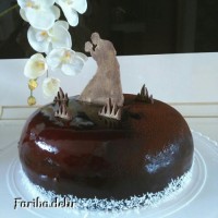 کیک سفارشی سالگردازدواج با تزیین خامه ای وسس براق