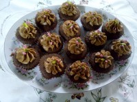 کاپ کیک با رویه باتر کرم. با دستور پاپیون. عزیزآن خیلی عالیه.