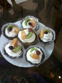 کاپ کیک شکلاتی با تزیین خامه ومیوه