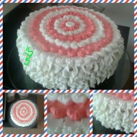 کیک اسفنجی با تزئین خامه