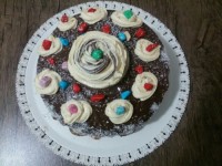 کیک با تزیین عجله ای