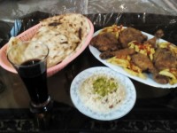 کنتاکی مرغ به همراه سالادکلم وکشمش باسس شیرین