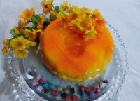 کیک اسفنجی با روکش خامه و ژله هلو