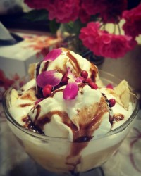 بستنی وانیلی با موز و شکلات