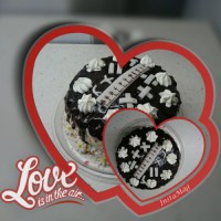 کیک با رویه گاناش و خمیر فوندانت