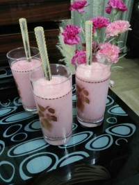 اسموتی توت فرنگی با ماست و شیر