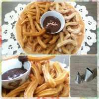 چوروس با سس شکلاتی (شیرینی اسپانیایی)