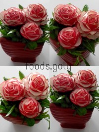 گل رز با تربچه