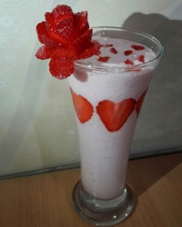 شیک توت فرنگی چند لایه