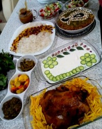 مرغ شکم پر و آش رشته