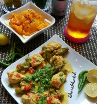 خوراک مرغ و بامیه با ترشی انبه