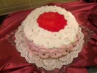 کیک با تزیین خامه و بریلیو