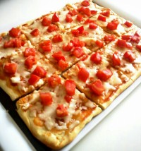 پیتزا گوجه فرنگی با خمیر نان سیر