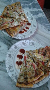 پیتزا مخلوط با پنیر فراوان