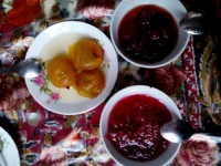 مربای زرد الو و مربای توت فرنگی و مربای گل محمدی