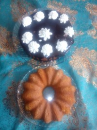 کیکهای عصرانه که رو یکی از کیکها گاناش و خامه گذاشتم