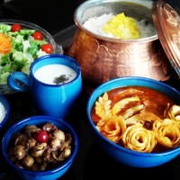 یه ناهار خوشمزه قیمهسالاد زیتون پروردهماست