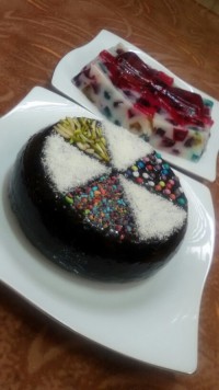 کیک شکلاتی و ژله شیشه شکسته