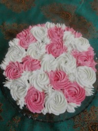 کیک وانیلی با روکش خامه