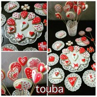 بیسکوییت با تزیین رویال آیسینگ تم تولد . قرمز و سفید