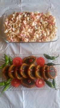 کوکو سبزی مجلسی با سالاد ماکارونی