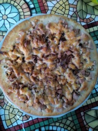 پیتزا گوشت ،قارچ، کالباس