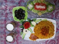 ماکارونی باسالاد وخرما ودوغ