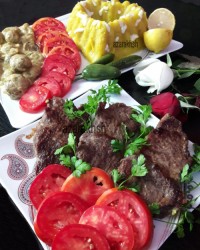 استیک و سس قارچ و پوره سیب زمینی