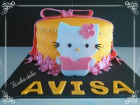 کیک دخترانه با تزیین فوندانت وتاپر کیتی