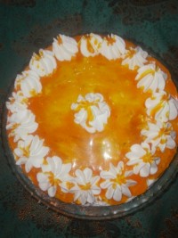 کیک اسفنجی با روکش خامه و ژله بریلو