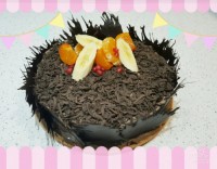 کیک وانیلی با روکش خامه شکلاتی