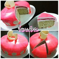 کیک وانیلی ساده با تزیین سس براق