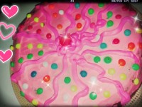 کیک شکلاتی با تزیین خامه فرم گرفته