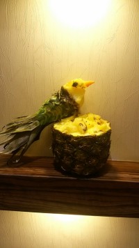 آناناس به شکل طوطی