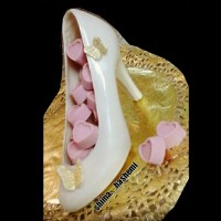 کفش از جنس شکلات و شکلات های قلبی توت فرنگی