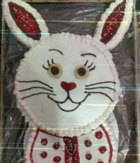 کیک اسفنجی با فیلینگ موز و گردو