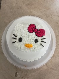 کیک باتزیین خامه